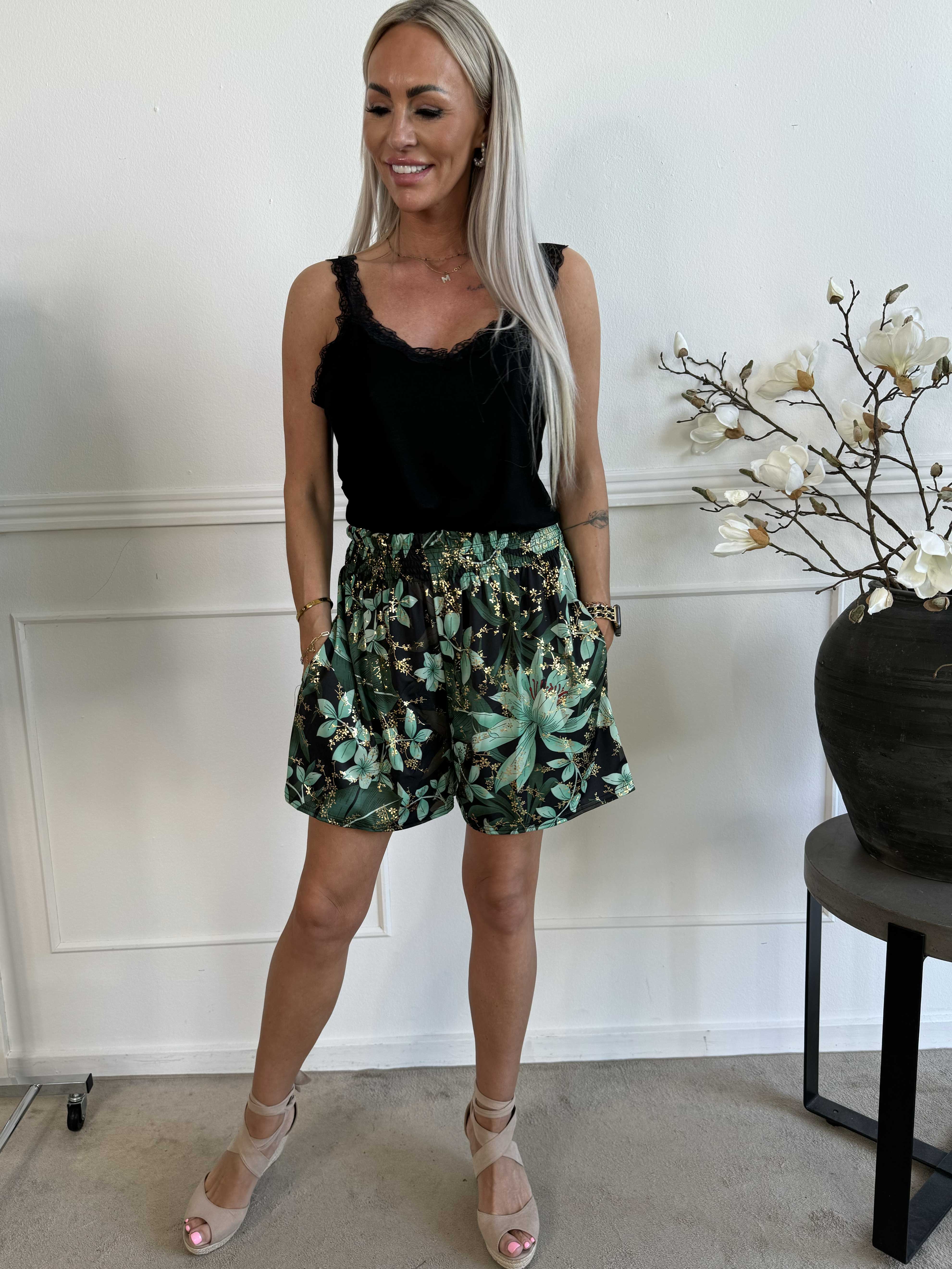 Pams Shorts - Shorts i elastiskt tyg med resårfåll